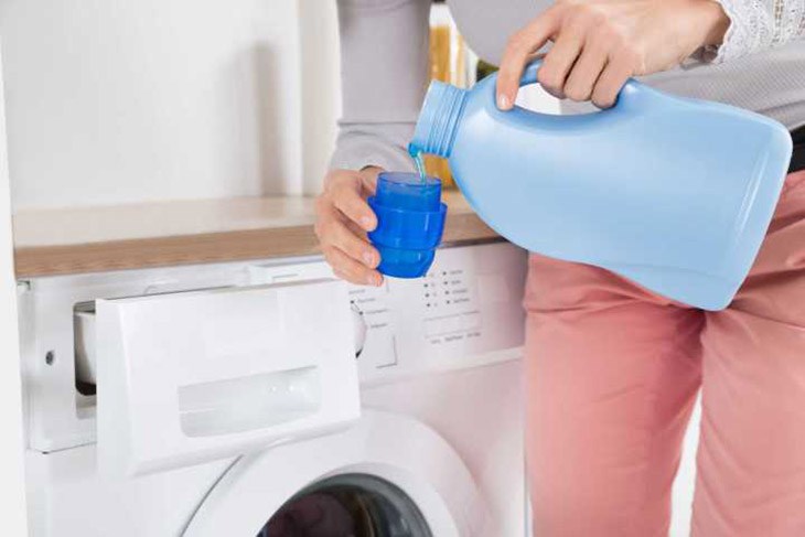 Cho lượng nước giặt vừa đủ để tránh lãng phí và giặt sạch chăn hiệu quả hơn