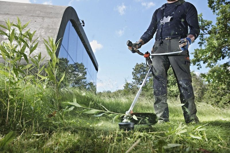 Sau một thời gian hoạt động, lưỡi cắt có thể bị mòn, cũ, lúc này bạn cần thay mới, đây là lúc bạn cần biết cách thay lưỡi máy cắt cỏ mới