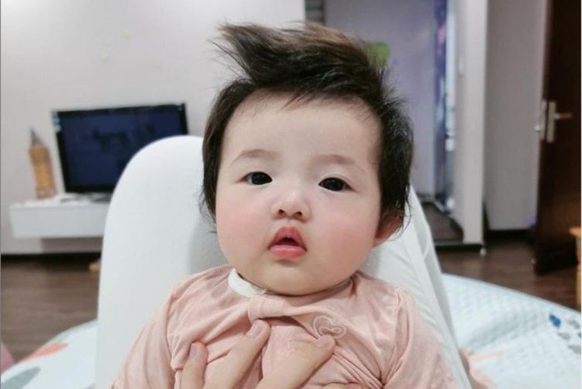 Các kiểu tóc cho bé gái sơ sinh