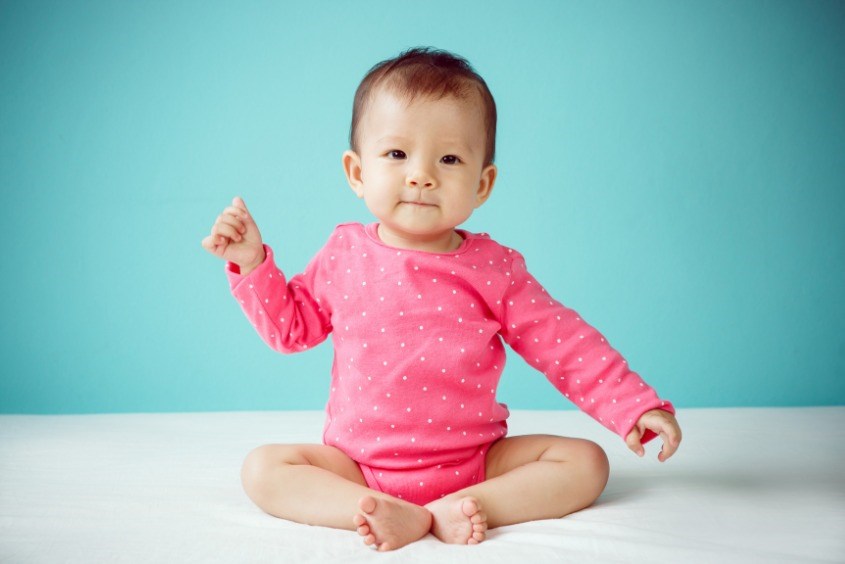 Những kiểu tóc cho bé gái sơ sinh