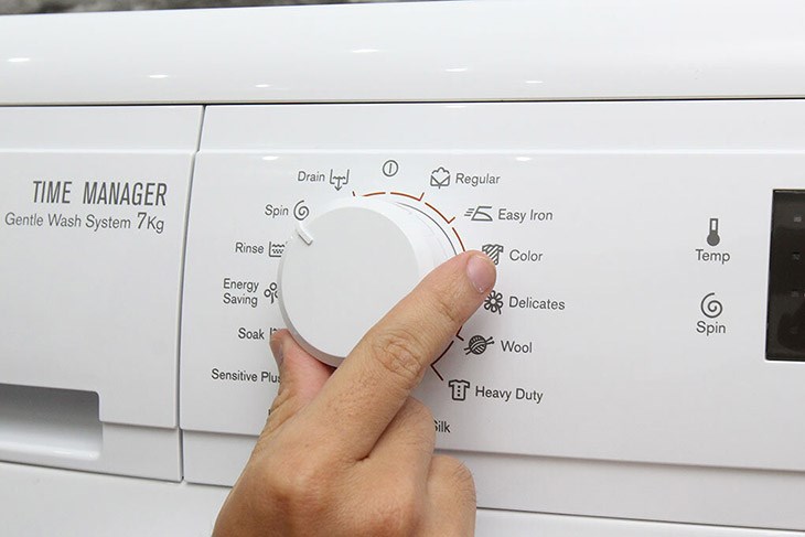 Chế độ vắt trên máy giặt Electrolux giúp xoay quần áo ở tốc độ cao để loại bỏ nước dư thừa và tiết kiệm thời gian phơi khô