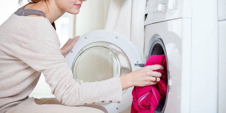 Kiểm tra kỹ túi quần áo và lấy hết vật dụng trước khi cho vào máy, đồng thời kiểm tra lồng giặt để đảm bảo không có vật thể lạ nào