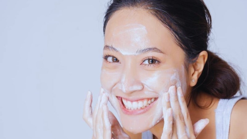 Rửa mặt thật sạch trước khi dùng nước hoa hồng