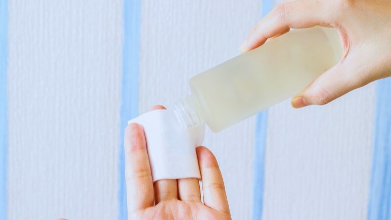 Cho một lượng nước hoa hồng vừa đủ lên bông tẩy trang