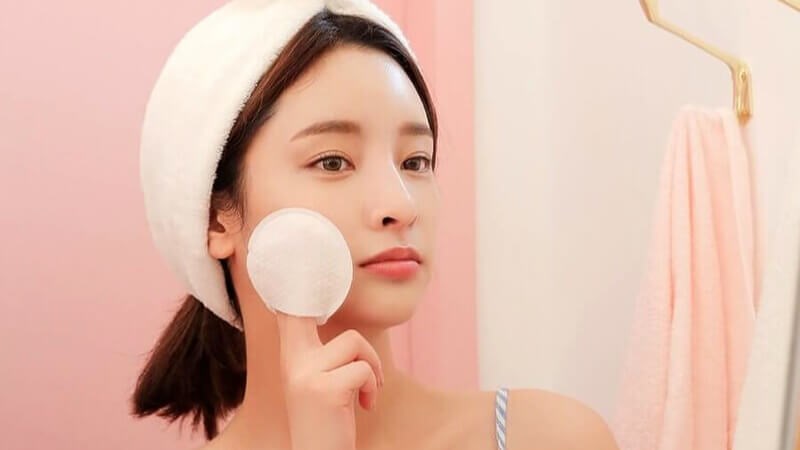 Thoa nhẹ nhàng nước hoa hồng lên mặt theo chiều hướng lên để tránh da chảy xệ