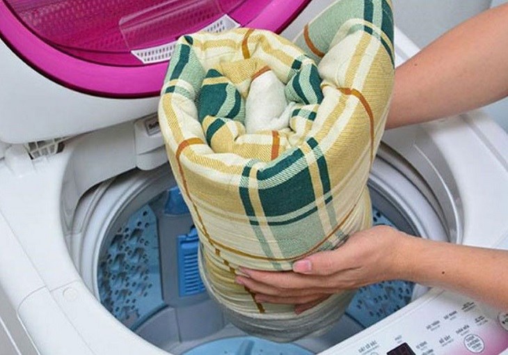 Chỉ nên giặt nệm topper mỏng bằng máy giặt để tránh làm hỏng nệm và giảm độ bền máy giặt