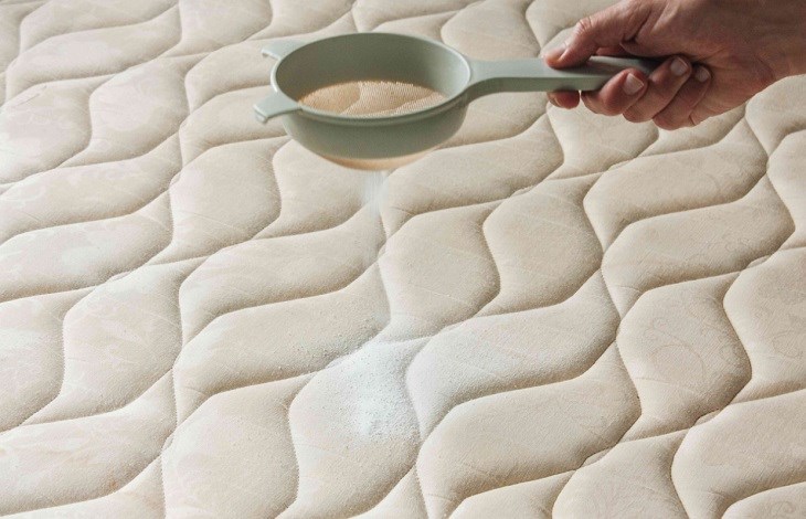 Sprinkle baking soda to deodorize and disinfect the mattress topper