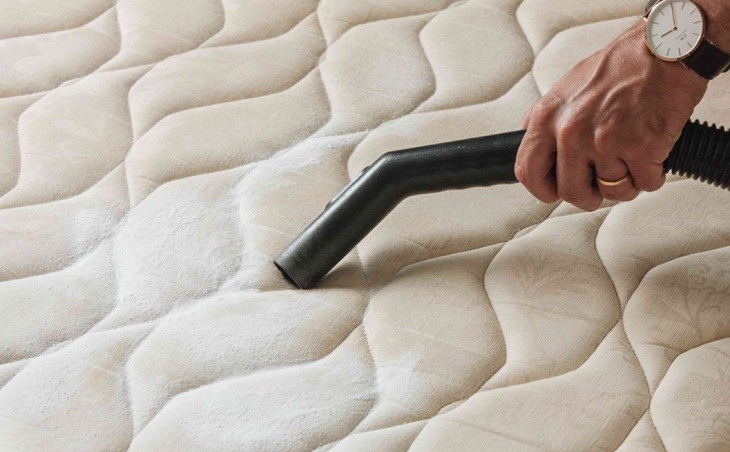 Do not use a vacuum cleaner when the mattress topper is wet
