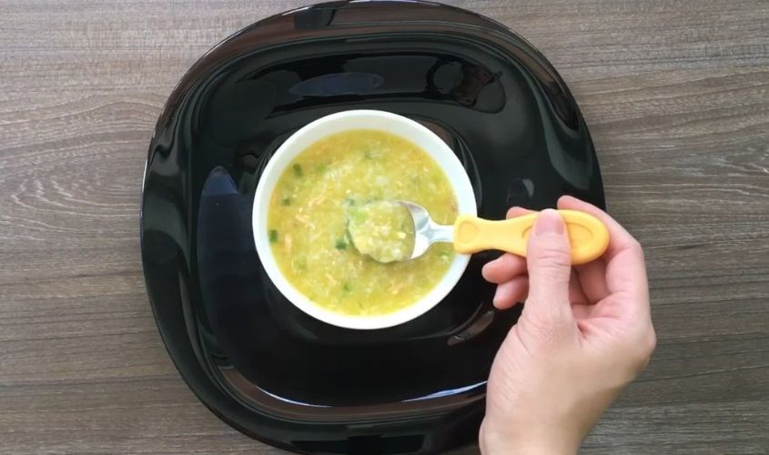 Mẹ chỉ nên cho dầu ăn vào bột, cháo khi đã được nấu chín hoặc sau khi đã tắt bếp