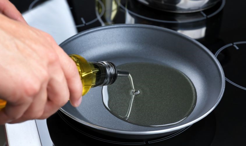 Không nên sử dụng dầu óc chó nguyên chất đun nấu ở nhiệt độ cao