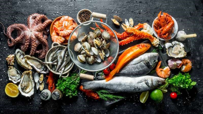 Một số loại hải sản, như mực và sò điệp, cũng có thể góp phần vào tăng sắc tố da
