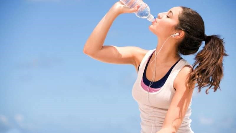 Uống đủ nước giúp da duy trì độ ẩm cần thiết và giảm tình trạng sạm da