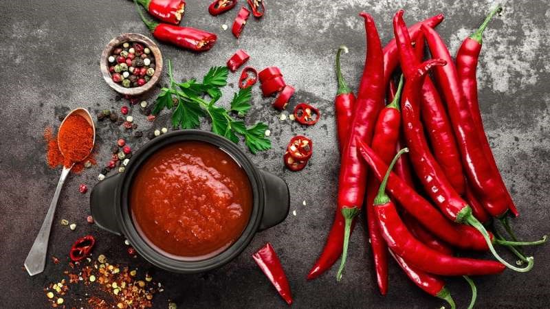 Thực phẩm cay nóng và dầu mỡ có thể gây kích thích da