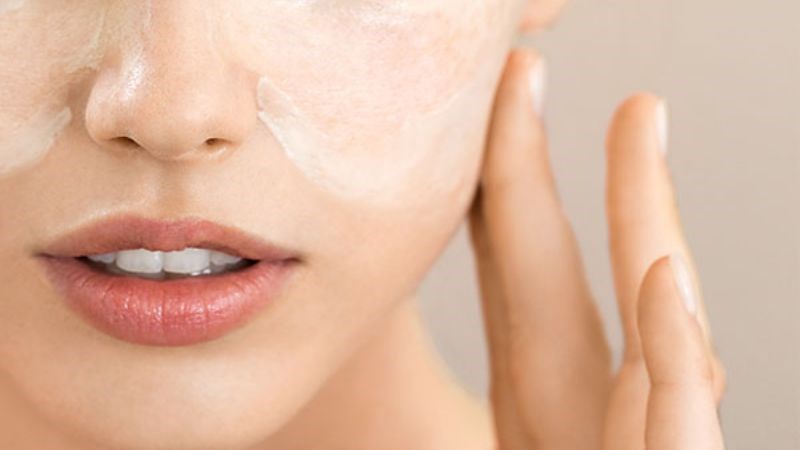 Tẩy tế bào chết thường xuyên sẽ giúp ngăn ngừa tắc nghẽn lỗ chân lông