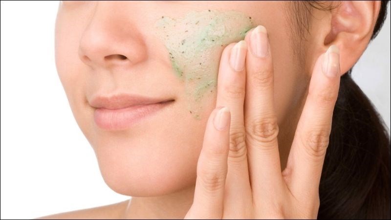 Tẩy tế bào chết trước khi rửa mặt mang lại hiệu quả cao hơn đối với da dầu và da mụn