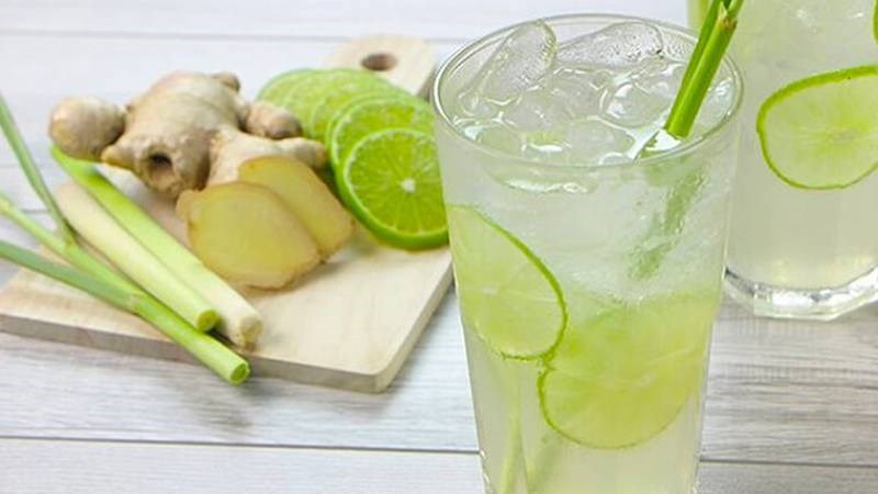 Nước chanh chứa vitamin C và tác dụng kháng khuẩn giúp làm dịu họng hiệu quả