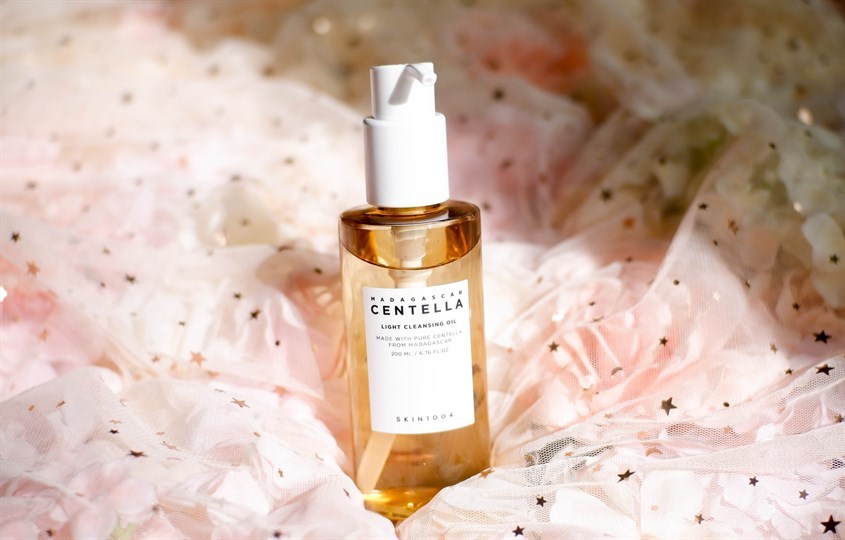 Dầu tẩy trang chiết xuất Rau Má Skin1004 Madagascar Centella Light Cleansing Oil 200 ml