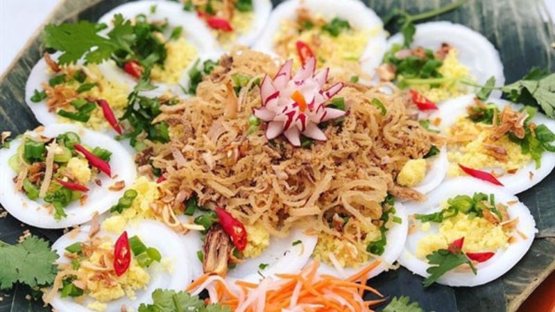 Bạn nên kết hợp ăn bánh bèo với rau xanh để hạn chế tăng cân