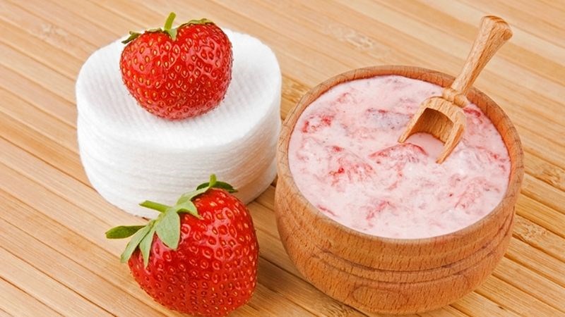 Mặt nạ dâu tây giúp tẩy tế bào chết, giúp da sáng mịn và mờ dần các vết tàn nhang