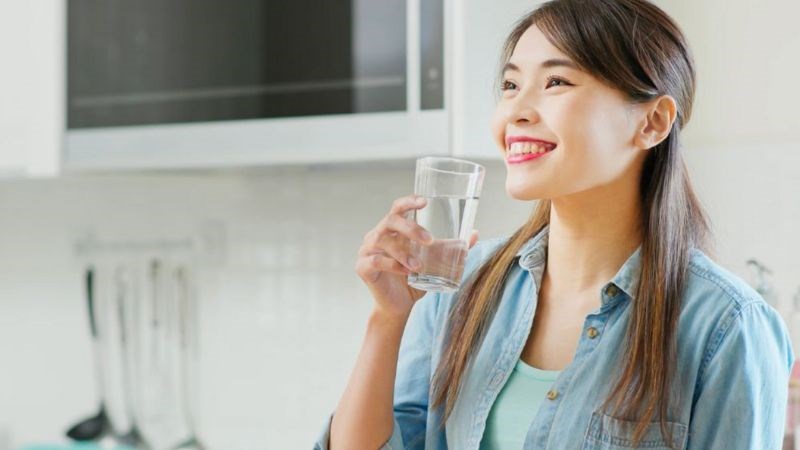 Uống đủ nước để mang lại đủ độ ẩm cho da