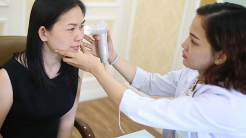 Cần liên hệ với bác sĩ để có phác đồ điều trị da thích hợp