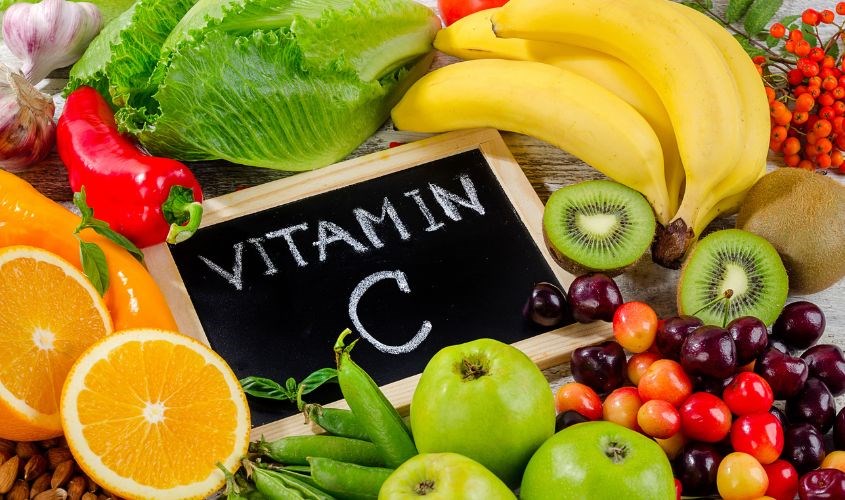 Mẹ nên tăng cường thực phẩm giàu vitamin C cho bé trong quá trình sử dụng sản phẩm