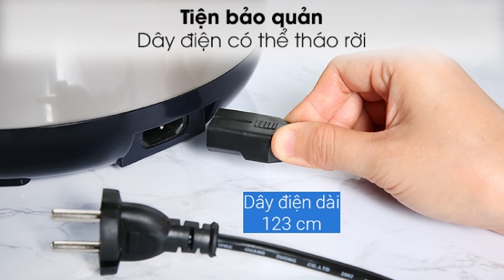 Bạn kéo dây điện của nồi cơm nắp gài Happycook 1.8 lít HCJ-180V ra và cắm vào ổ điện để tiến hành nấu cơm