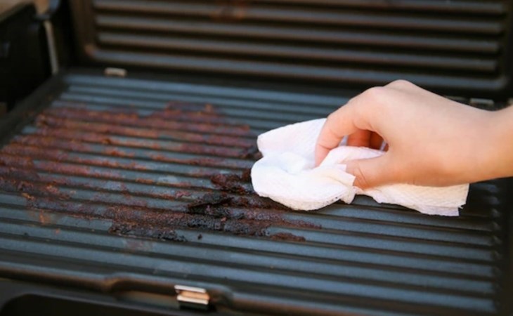 Sử dụng khăn giấy giúp bạn dễ dàng loại bỏ dầu mỡ thừa hơn