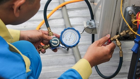 Bạn nên nhờ đến sự hỗ trợ của thợ sửa chữa kiểm tra mức gas trong máy điều hòa