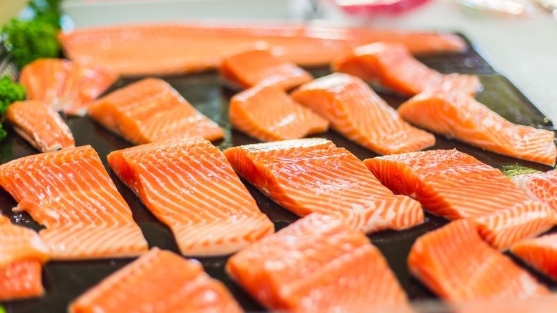 Để tránh tình trạng gây tăng cân chúng ta nên ăn nhiều nhất 2 bữa cá hồi trên tuần