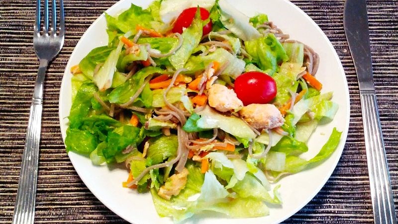 Salad cá hồi thường được chọn trong thực đơn giảm cân