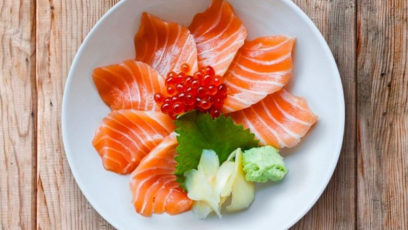 Sashimi cá hồi là một món ăn Nhật Bản truyền thống