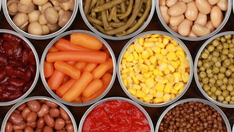 Hạn chế thức ăn đ&oacute;ng hộp v&igrave; ch&uacute;ng chứa rất nhiều Natri