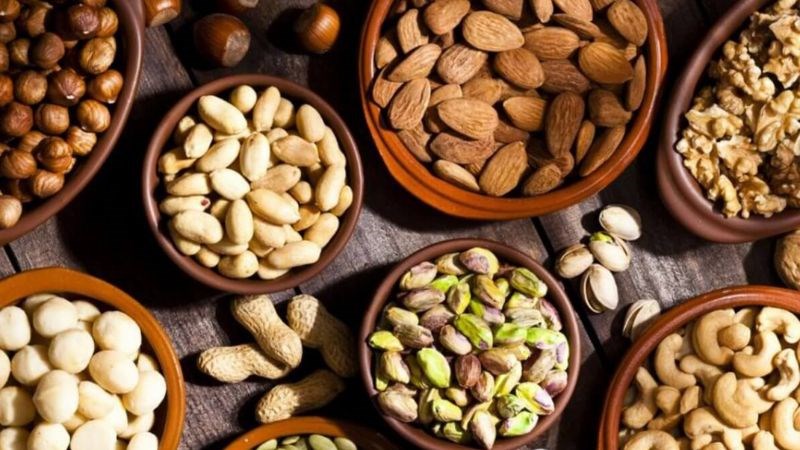 C&aacute;c loại hạt c&oacute; thể l&agrave;m nặng th&ecirc;m t&igrave;nh trạng vi&ecirc;m tai ngo&agrave;i