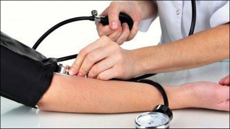 Huyết áp thay đổi đột ngột là một trong những biến chứng thường gặp khi chạy thận