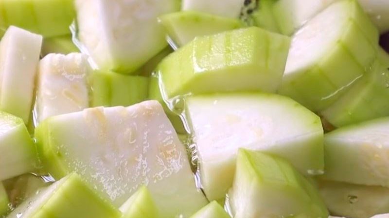 Ăn qu&aacute; nhiều bầu c&oacute; thể g&acirc;y ra vấn đề ti&ecirc;u h&oacute;a, dị ứng, ngộ độc, hạ huyết &aacute;p