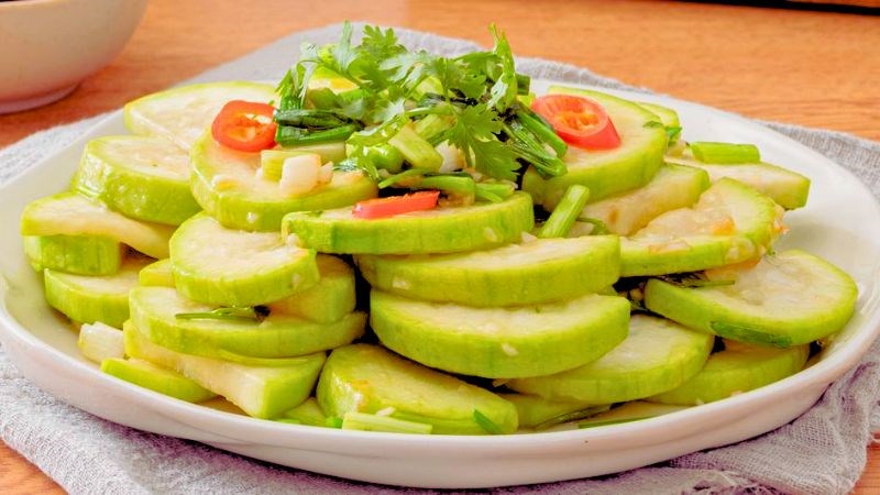 Bầu x&agrave;o l&agrave; một m&oacute;n ăn c&acirc;n đối, gi&agrave;u chất xơ, vitamin v&agrave; kho&aacute;ng chất