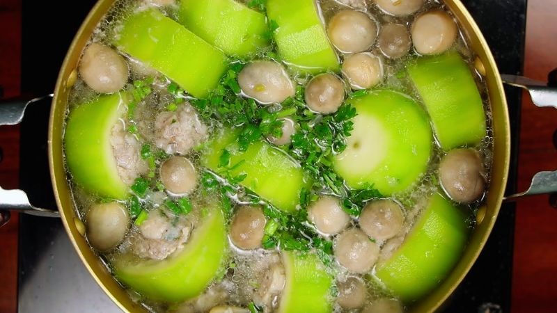 Canh bầu l&agrave; một m&oacute;n ăn thanh m&aacute;t, giải nhiệt cho ng&agrave;y h&egrave;