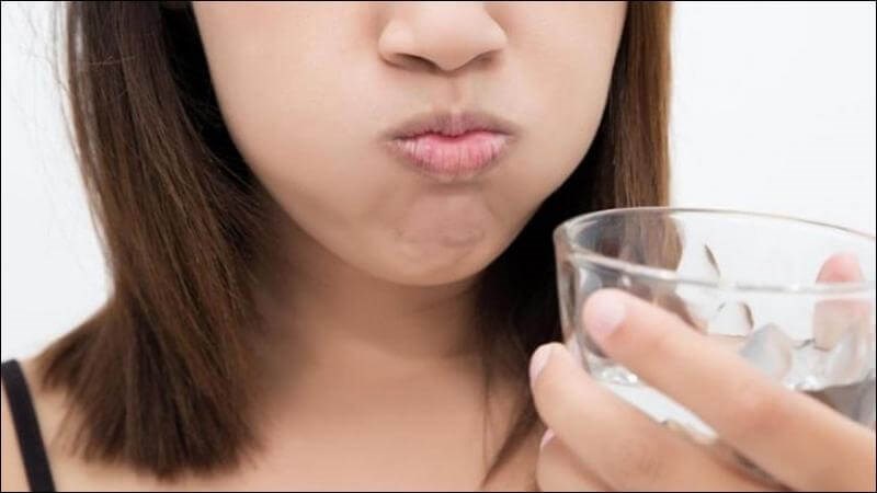 Súc miệng bằng dầu thì là giúp long đờm và giảm đau họng