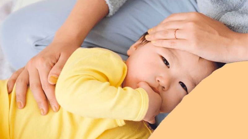 Khi bị bệnh tay ch&acirc;n miệng, b&eacute; nh&agrave; bạn c&oacute; thể gặp triệu chứng sốt