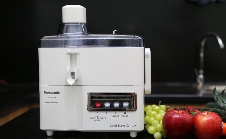 Máy xay ép đa năng Panasonic MJ-M176PWRA có công suất 230W cho khả năng xay ép nhanh gọn, tối ưu thời gian chế biến thức ăn