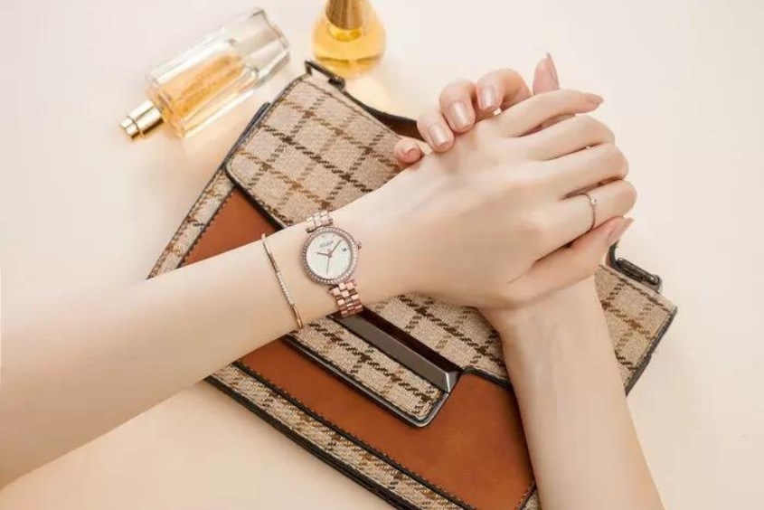 Đồng hồ thanh lịch cho giáo viên