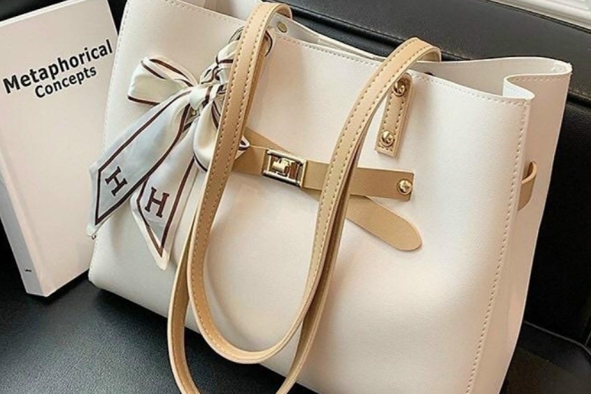 Cặp giáo viên thanh lịch, đẹp mắt