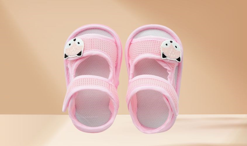 Giày tập đi cho bé Á Châu in hình mặt cáo màu hồng