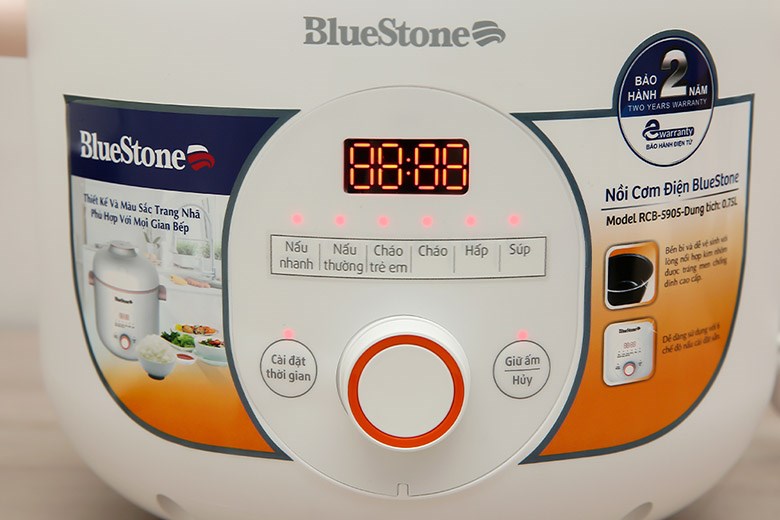 Nồi cơm điện tử BlueStone 0.75 lít RCB-5905 được trang bị bảng điều khiển nút nhấn kết hợp nút xoay, có màn hình hiển thị, kèm chú thích tiếng Việt, dễ điều chỉnh, ngay cả người lớn tuổi cũng có thể sử dụng. Nồi cơm điện tử BlueStone 0.75 lít RCB-5905 được trang bị bảng điều khiển nút nhấn kết hợp nút xoay, có màn hình hiển thị, kèm chú thích tiếng Việt, dễ điều chỉnh, ngay cả người lớn tuổi cũng có thể sử dụng.