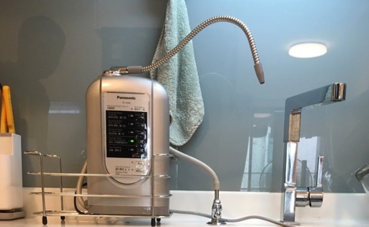 Máy lọc nước ion kiềm Panasonic TK-AS45 3 tấm điện cực có kiểu dáng gọn nhẹ, phù hợp lắp đặt ở mọi vị trí