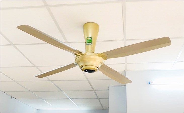 Quạt trần Panasonic 4 cánh F-56MPG-GO 59W có thiết kế hiện đại với màu vàng nổi bật, giúp tô điểm thêm vẻ đẹp sang trọng cho không gian sử dụng