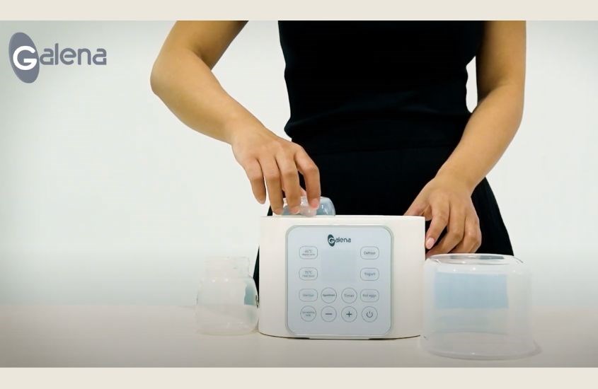 Cho nước vào máy và đặt bình sữa vào khoang chứa