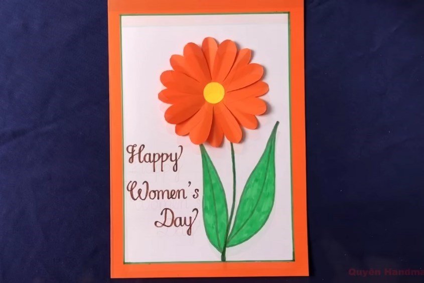 Ghi một vài câu chúc lên bề mặt thiệp 20/10