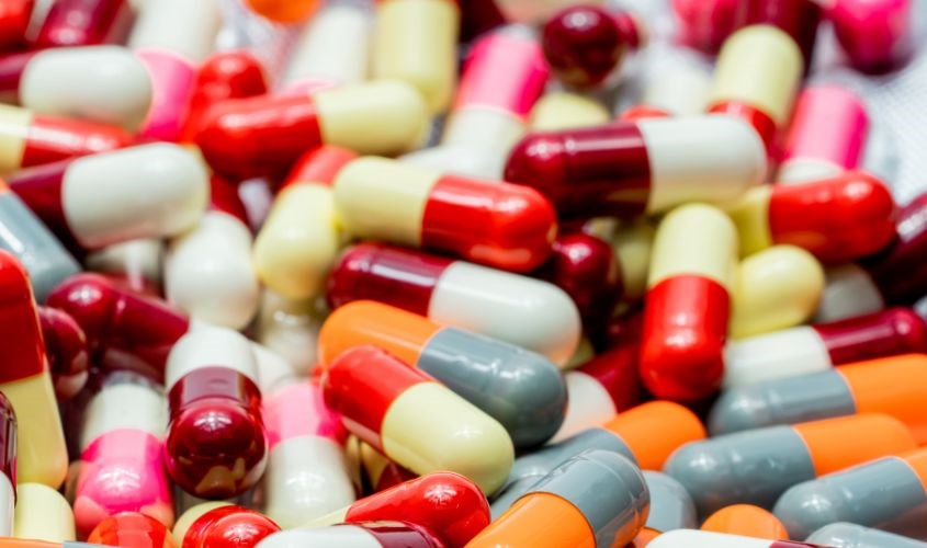 Mẹ hãy dùng thuốc cách kẽm 2 giờ để tránh làm giảm khả năng hấp thu kẽm của trẻ